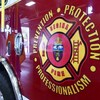 Gros plan sur un camion de pompiers où on voit un logo du service d'incendie de Regina avec les mots prévention, protection et professionnalisme.