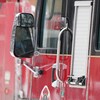 Un camion de pompier. Dans le rétroviseur, un individu porte le masque sanitaire. 