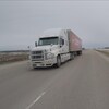 Un camion-remorque circulant sur une autoroute