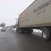 Un camion dans une rue avec de la neige.