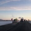 Trois camions roulent sur l'autoroute Transcanadienne en direction d'Ottawa. 