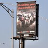 Un grand panneau publicitaire en bordure d'une autoroute de Québec sur laquelle il est écrit : « 10 milliards pour plus de trafic ici? »