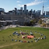 Une vue aérienne du campus de l'Université de Toronto et d'une cinquantaine de tentes.