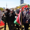 Des manifestants tiennent des drapeaux palestiniens à l'Université de Toronto, le 2 mai 2024.