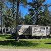 Des terrains de camping occupés par des roulottes au début de juillet 2022.