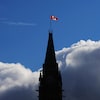 Le drapeau canadien qui flotte sur la Tour de la Paix sur la Colline du Parlement à Ottawa
