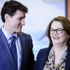 Justin Trudeau regarde Jane Philpott qui sourit.