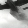 Un CL-215 déverse sa cargaison d'eau sur un feu de forêt dans les années 1960.