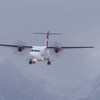 Un avion bimoteur s'apprête à atterrir sous un ciel gris en octobre 2022.