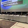Huit des neuf candidats à la mairie du Grand Sudbury assis derrière une table