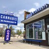 Un magasin de cannabis vu de l'extérieur. Il est possible de voir l'intérieur du magasin à travers les fenêtres. (août 2022)