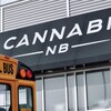 Un autobus scolaire devant un magasin Cannabis NB