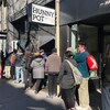Des gens font la queue devant un magasin de cannabis.