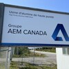 Une affiche indique que le groupe A E M Canada est propriétaire de l'usine.