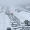 La situation sur l'autoroute 20 en direction est à la hauteur de Val-Alain peu avant 12 h. Des dizaines de véhicules sont complètement sortis de la route. 