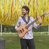 Un homme joue de la basse en plein air