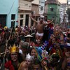 Des festivaliers costumés qui prennent part au Carnaval de Rio défilent dans les rues.