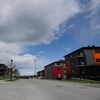 Une rue avec des immeubles à logements.