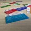 Des cartes d'hôpital disposées sur une table. 