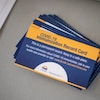 Une pile de cartes prouvant le statut vaccinal. 