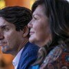 Le premier ministre Justin Trudeau et la cheffe de la Première Nation Tk’emlúps te Secwépemc, Rosanne Casimir. 