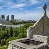 Une vue aérienne depuis les murs de pierre de l'ancienne cathédrale de Saint-Boniface, où l'on voit l'esplanade Louis-Riel, le pont Provencher, le Musée canadien pour les Droits de la personne et les immeubles de Winnipeg.