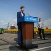 Le premier ministre de la Colombie-Britannique, David Eby, se tient derrière un podium ajustable lors d'une annonce au terminal de traversiers de Delta, le jeudi 27 avril 2023.