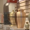 Un étalage d'urnes dans un salon funéraire.
