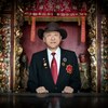 Le leader des francs-maçons chinois du Canada, Cecil Fung, se tient devant un autel du siège social de l'organisation à Vancouver, en mars 2023.