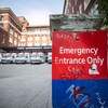 Une affiche sur laquelle sont apposés des graffitis indique l'entrée de l'urgence de l'hôpital Saint-Paul, à Vancouver, sur une photo non datée.