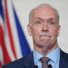 Le premier ministre de la Colombie-Britannique et chef du Nouveau Parti démocratique de la province, John Horgan, avait l'air pensif lors de l'annonce de sa retraite à Vancouver, le mardi 28 juin 2022.