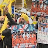 Un groupe de manifestant brandit des pancartes demandant la fin de la répression dans la région du Penjab, en Inde, devant le consulat général de ce pays à Vancouver, le samedi 25 mars 2023.