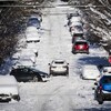 Des voitures enneigées dans une rue de Vancouver, le mercredi 21 décembre 2022.
