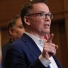 Le chef du Parti libéral de la Colombie-Britannique, Kevin Falcon, réagit au budget provincial lors d'une conférence de presse à l'Assemblée législative, à Victoria, le mardi 22 février 2022.