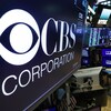 Le logo de CBS sur un tableau de la Bourse de New York.