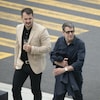 MM. Lapointe et Duhaime traversant une rue.