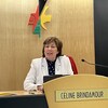Céline Brindamour s'adresse aux conseillers et aux citoyens présents lors d'une séance du conseil municipal de Val-d'Or.