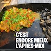 Une plancha avec des moules, légumes, riz et poulet : équipement qui permet de griller ou de cuire à la vapeur de grandes quantités de nourritures. 