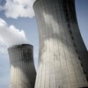 Deux cheminées d'une centrale nucléaire émettent des fumées blanches.