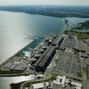 Photo aérienne de la centrale sur le bord du lac Ontario