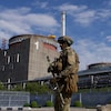 Un soldat russe devant la centrale nucléaire de Zaporijia.