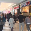 Des centaines de magasineurs déambulaient dans les allées du centre commercial Polo Park de Winnipeg pour profiter des aubaines du Vendredi fou, le 25 novembre 2022. 