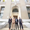 Sameer Zuberi, Steven Guilbault, Allen Alexandre et Luc Rabouin posent devant un édifice patrimonial de Montréal.