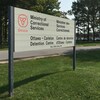 Sur une affiche devant la prison, on peut lire « ministère des Services correctionnels, Centre de détention d'Ottawa-Carleton ».