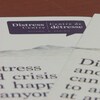 Des pamphlets du Centre de détresse d'Ottawa et de la région sur une table.