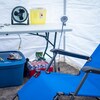 Une chaise et une table sur laquelle se trouve le matériel requis pour la consommation supervisée de drogues.
