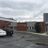 Le Centre de formation professionnelle Val-d'Or vu du stationnement.