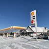 Photo extérieure de la future station-service Shell de Rivière-Héva, avec les pompes à essence et bâtiment d'accueil.