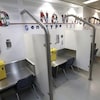 Des cabines d'injection vides dans un centre supervisé.