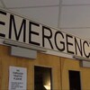 L'enseigne du service d'urgence au dessus d'une porte dans un établissement de soins de santé.